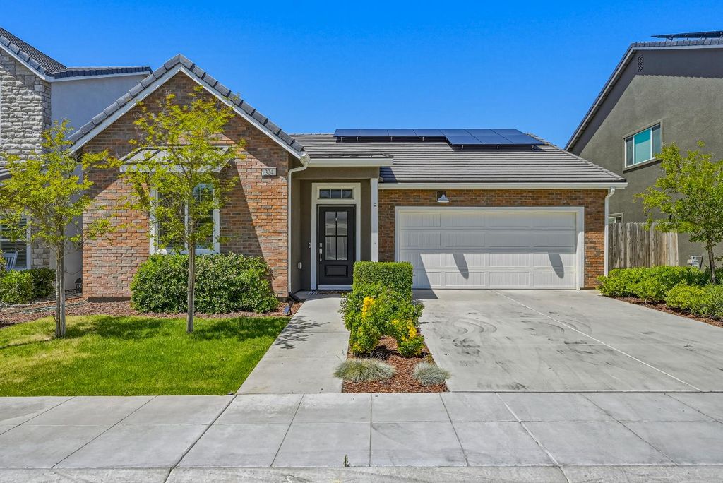 Image 1 of property listing at 324 Huntington Avenue S, Madera, CA 93636