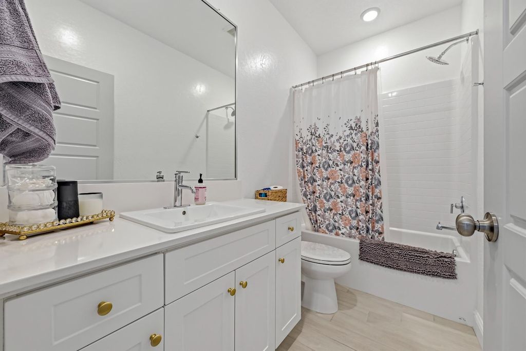 Image 17 of property listing at 324 Huntington Avenue S, Madera, CA 93636