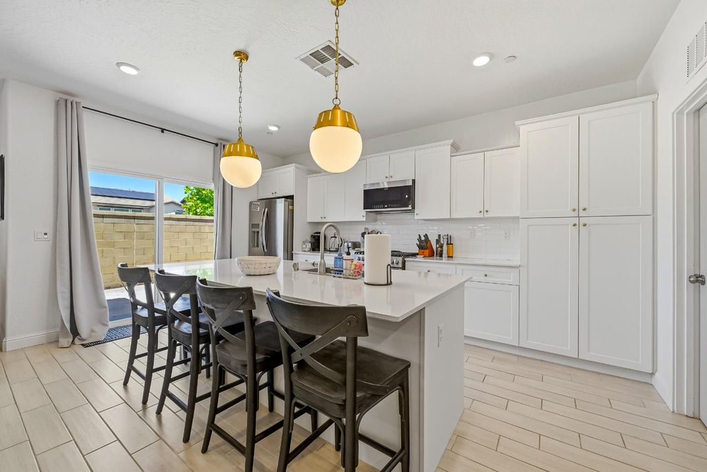 Image 23 of property listing at 324 Huntington Avenue S, Madera, CA 93636