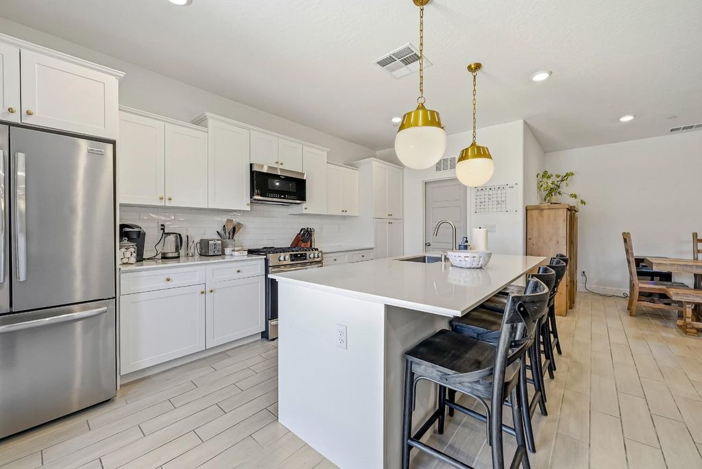 Image 24 of property listing at 324 Huntington Avenue S, Madera, CA 93636