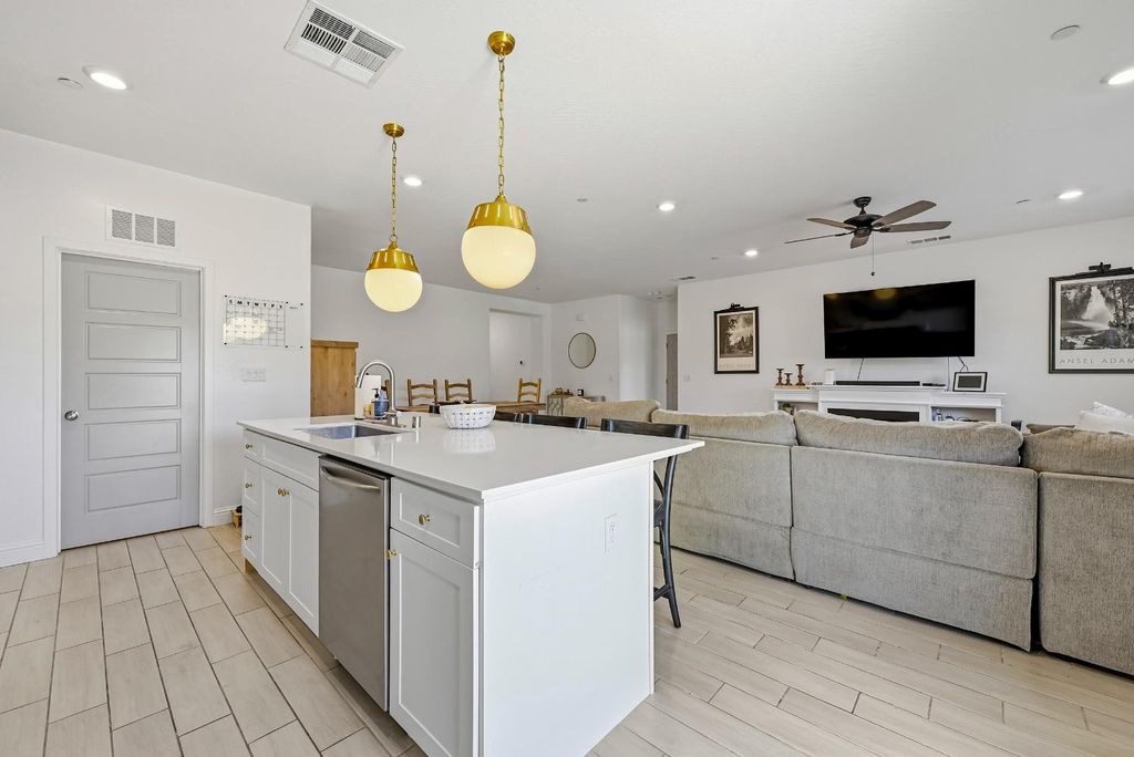 Image 25 of property listing at 324 Huntington Avenue S, Madera, CA 93636