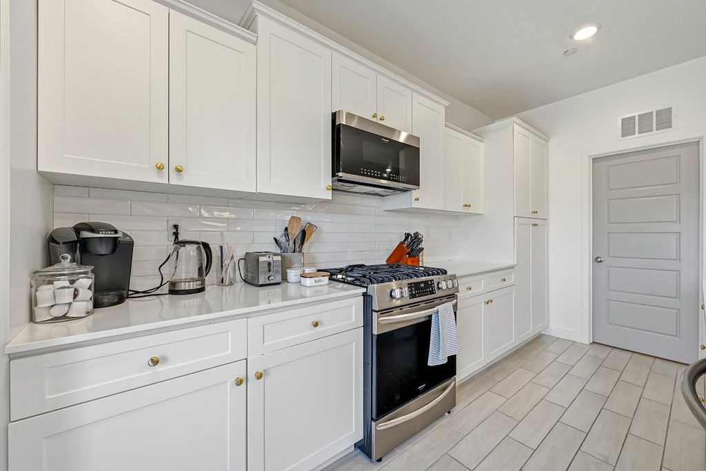 Image 27 of property listing at 324 Huntington Avenue S, Madera, CA 93636