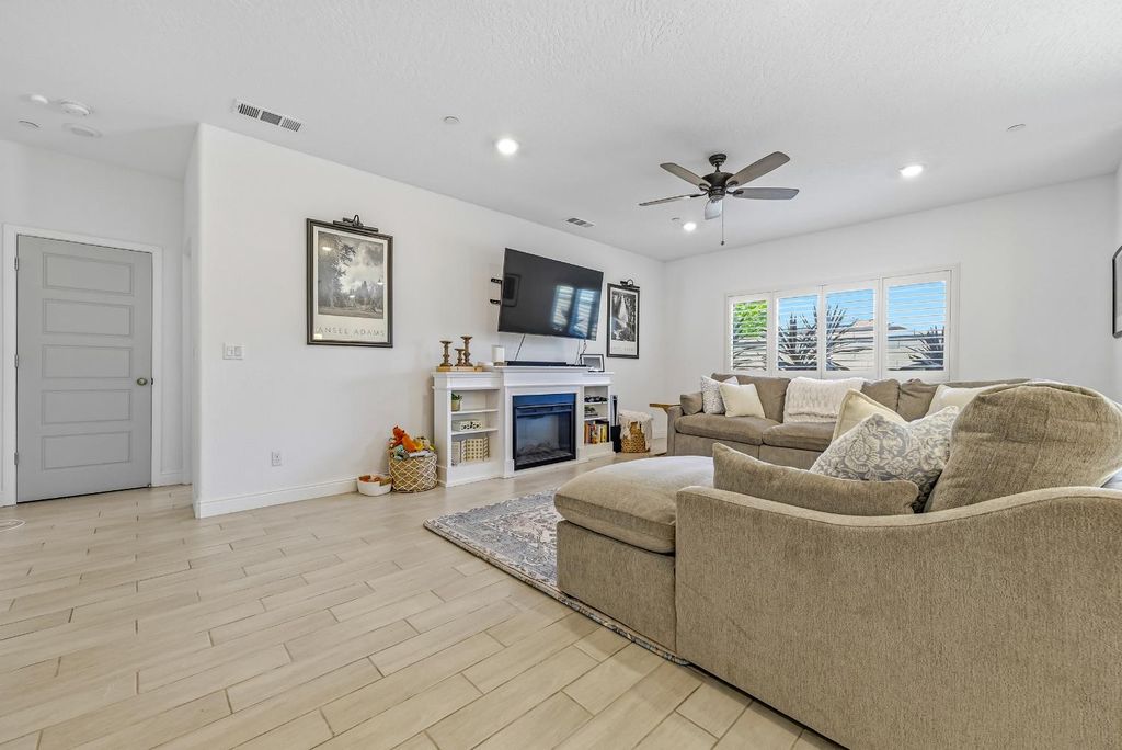 Image 32 of property listing at 324 Huntington Avenue S, Madera, CA 93636