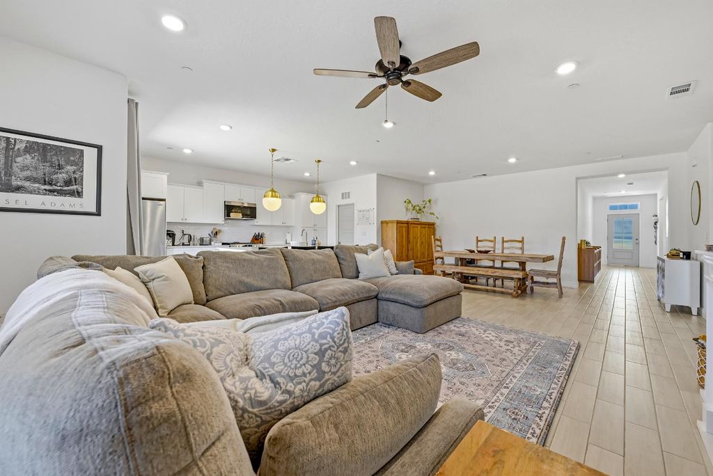 Image 33 of property listing at 324 Huntington Avenue S, Madera, CA 93636