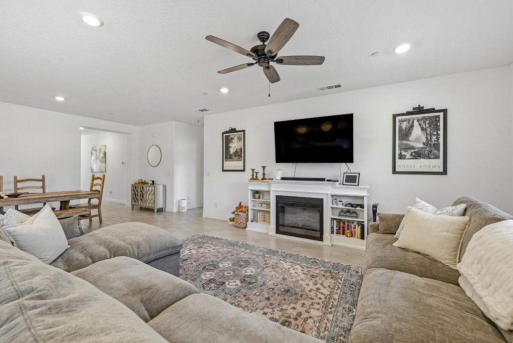 Image 34 of property listing at 324 Huntington Avenue S, Madera, CA 93636