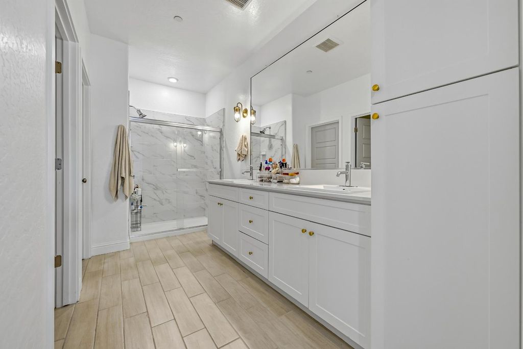 Image 38 of property listing at 324 Huntington Avenue S, Madera, CA 93636