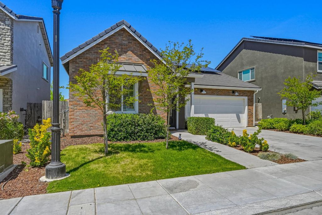 Image 4 of property listing at 324 Huntington Avenue S, Madera, CA 93636