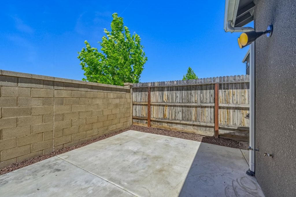 Image 40 of property listing at 324 Huntington Avenue S, Madera, CA 93636