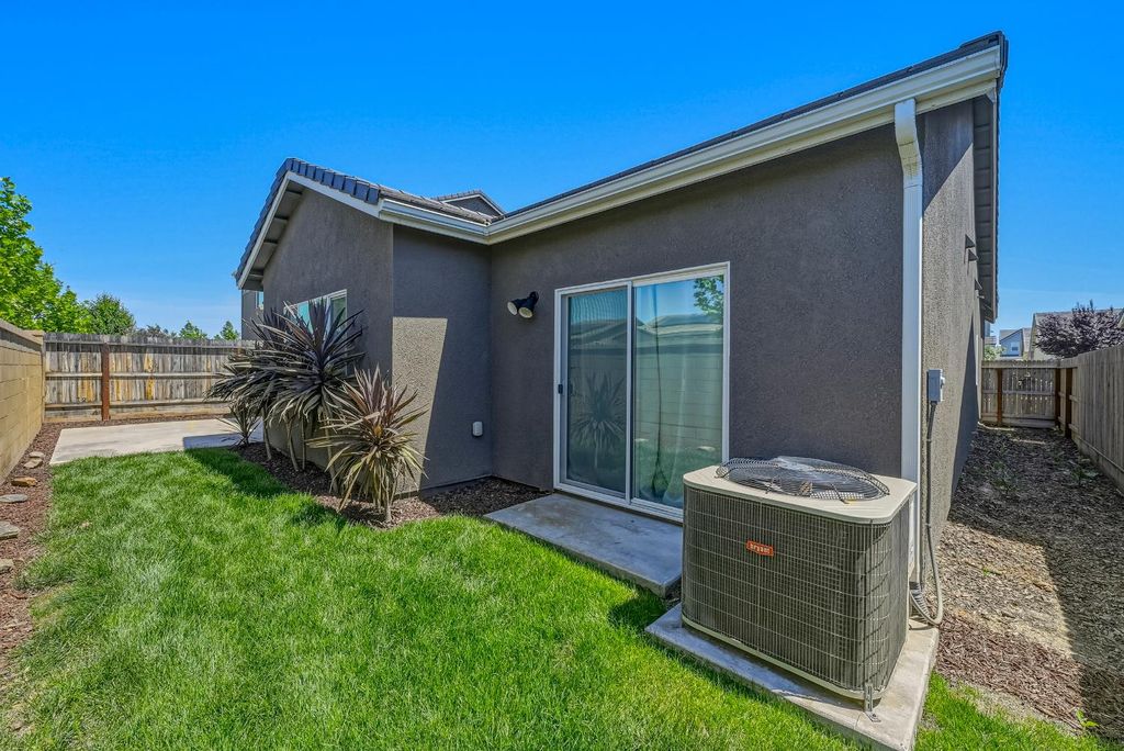 Image 41 of property listing at 324 Huntington Avenue S, Madera, CA 93636