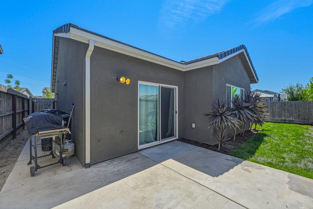 Image 43 of property listing at 324 Huntington Avenue S, Madera, CA 93636
