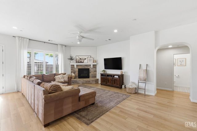 6113 Dartmoor Wood Avenue, Bakersfield, CA 93314