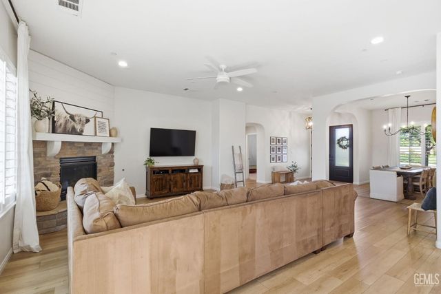 6113 Dartmoor Wood Avenue, Bakersfield, CA 93314