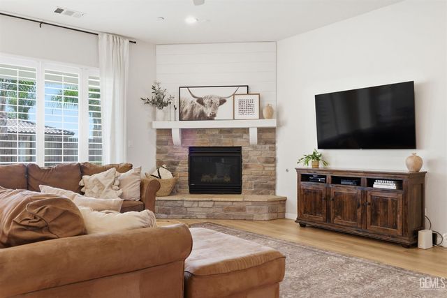 6113 Dartmoor Wood Avenue, Bakersfield, CA 93314