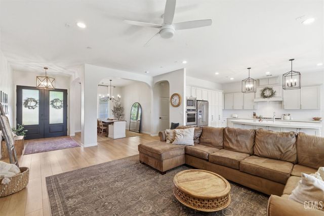 6113 Dartmoor Wood Avenue, Bakersfield, CA 93314