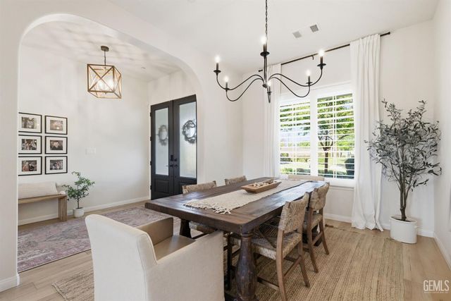 6113 Dartmoor Wood Avenue, Bakersfield, CA 93314