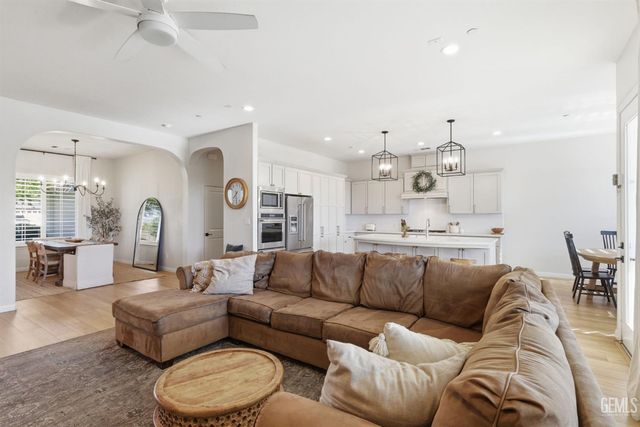 6113 Dartmoor Wood Avenue, Bakersfield, CA 93314