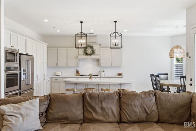 6113 Dartmoor Wood Avenue, Bakersfield, CA 93314