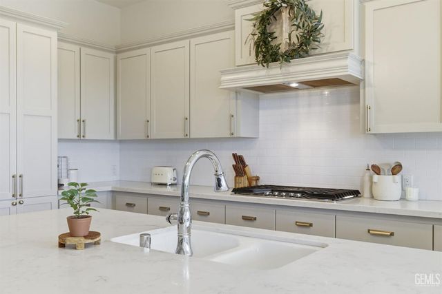 6113 Dartmoor Wood Avenue, Bakersfield, CA 93314