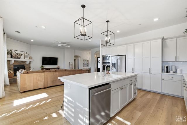 6113 Dartmoor Wood Avenue, Bakersfield, CA 93314