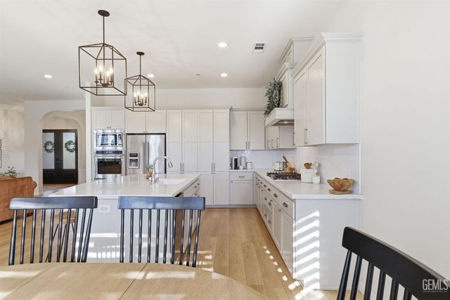 6113 Dartmoor Wood Avenue, Bakersfield, CA 93314