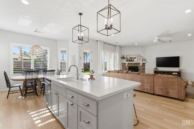 6113 Dartmoor Wood Avenue, Bakersfield, CA 93314
