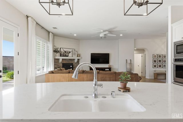 6113 Dartmoor Wood Avenue, Bakersfield, CA 93314