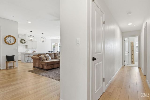 6113 Dartmoor Wood Avenue, Bakersfield, CA 93314