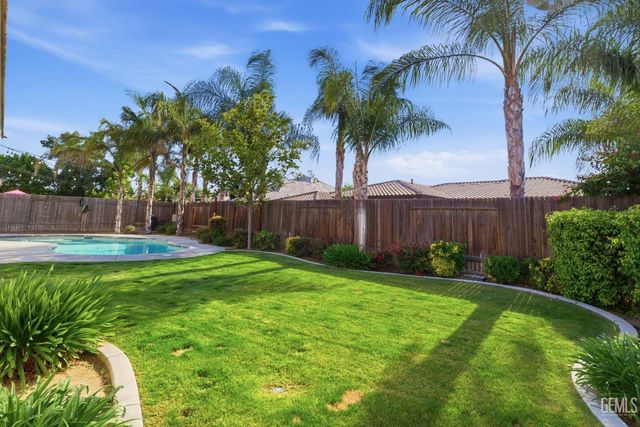 6113 Dartmoor Wood Avenue, Bakersfield, CA 93314