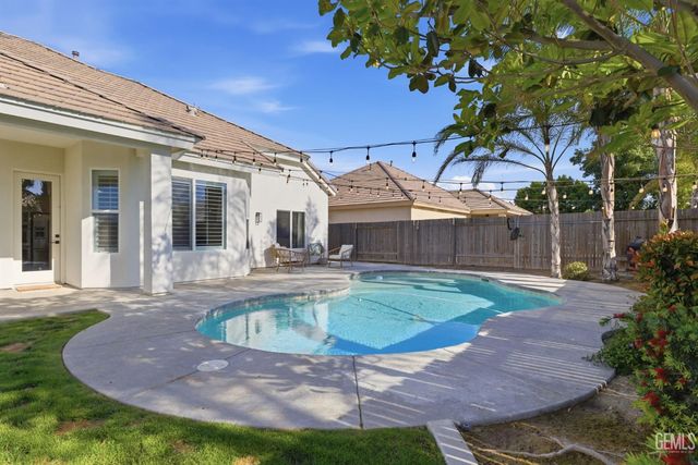 6113 Dartmoor Wood Avenue, Bakersfield, CA 93314