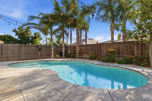 6113 Dartmoor Wood Avenue, Bakersfield, CA 93314