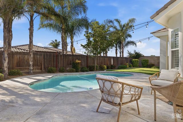 6113 Dartmoor Wood Avenue, Bakersfield, CA 93314