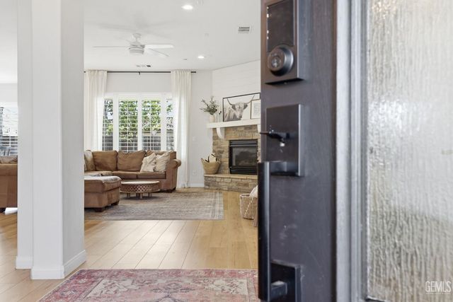 6113 Dartmoor Wood Avenue, Bakersfield, CA 93314