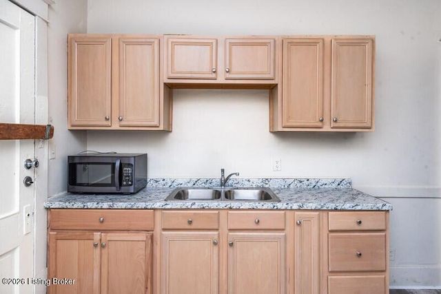 122 S 42nd St, Louisville, KY 40212