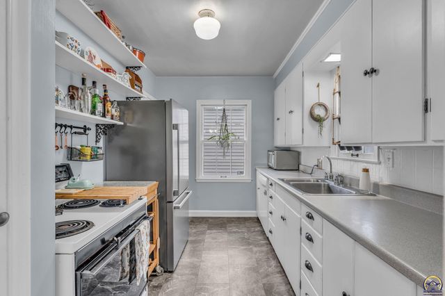 1944 SW Bowman CT, Topeka, KS 66604