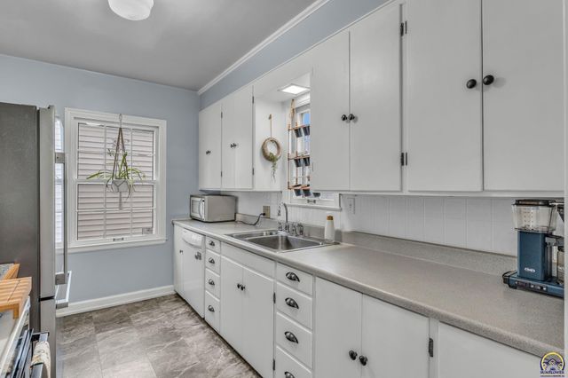 1944 SW Bowman CT, Topeka, KS 66604