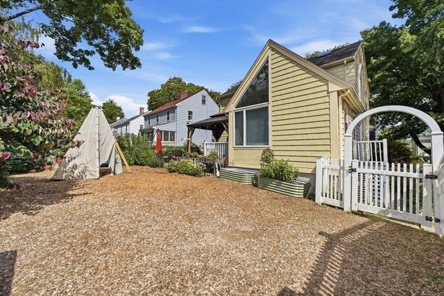 12 Chester St, Arlington, MA 02476