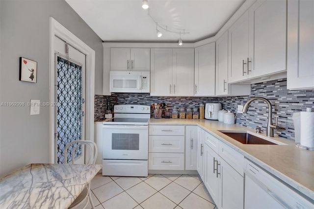 4000 NW 44th Ave 405, Lauderdale Lakes, FL 33319