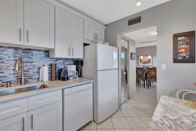 4000 NW 44th Ave 405, Lauderdale Lakes, FL 33319