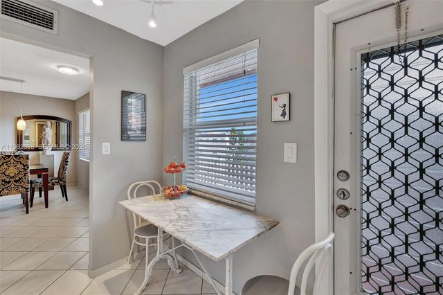 4000 NW 44th Ave 405, Lauderdale Lakes, FL 33319