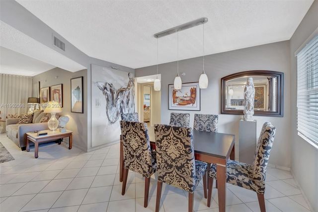 4000 NW 44th Ave 405, Lauderdale Lakes, FL 33319