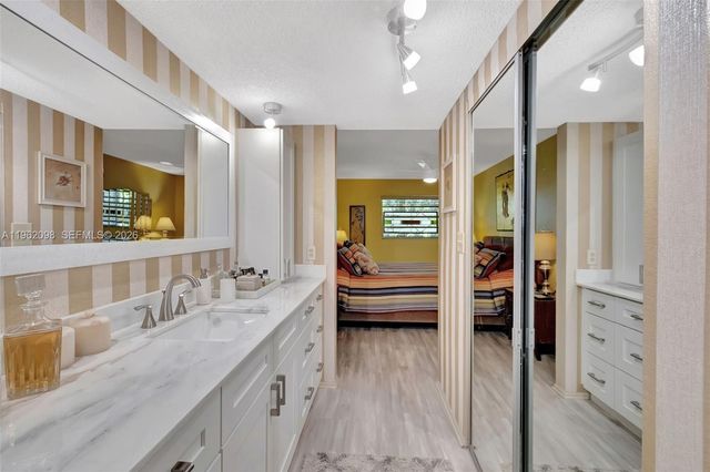 4000 NW 44th Ave 405, Lauderdale Lakes, FL 33319