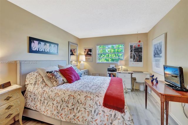 4000 NW 44th Ave 405, Lauderdale Lakes, FL 33319