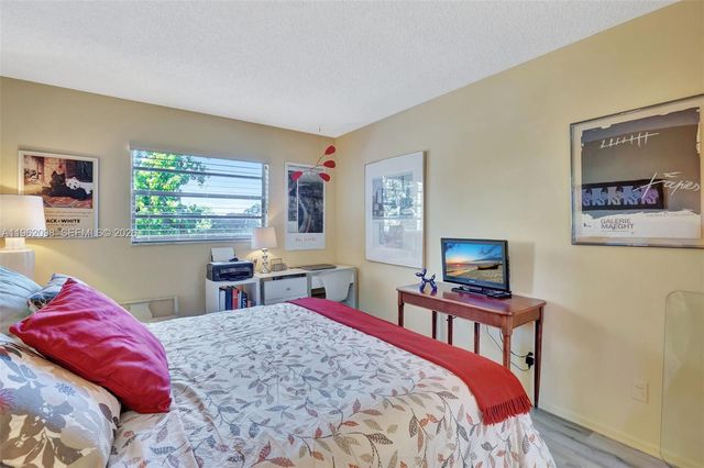 4000 NW 44th Ave 405, Lauderdale Lakes, FL 33319