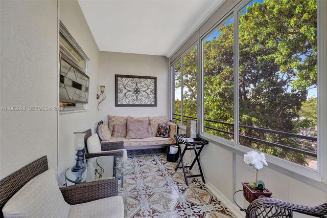 4000 NW 44th Ave 405, Lauderdale Lakes, FL 33319