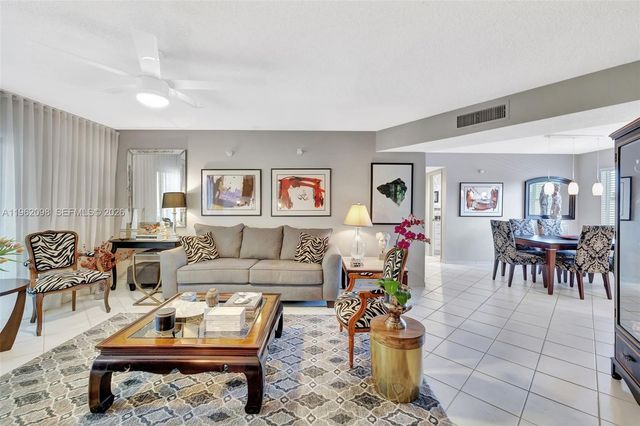 4000 NW 44th Ave 405, Lauderdale Lakes, FL 33319