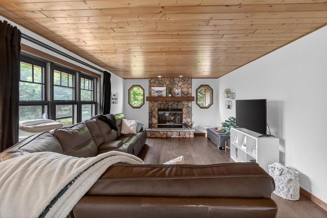 215 Quail CIRCLE, West Bend, WI 53090