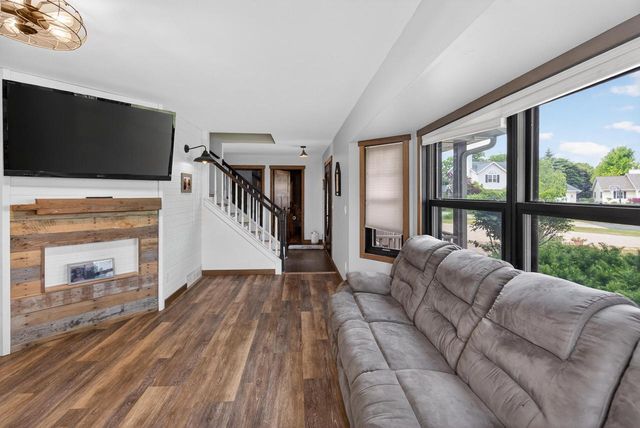 215 Quail CIRCLE, West Bend, WI 53090