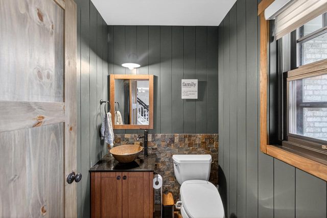 215 Quail CIRCLE, West Bend, WI 53090