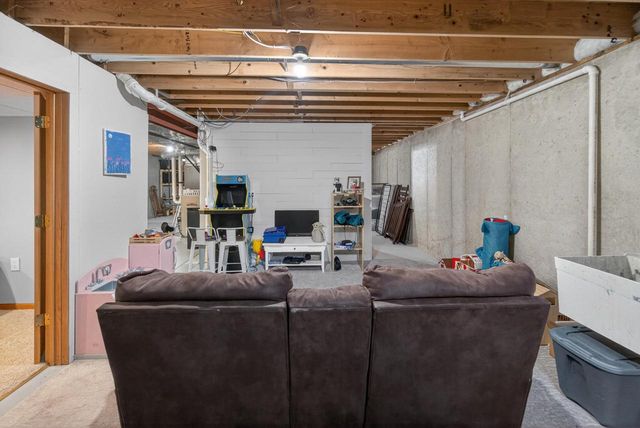215 Quail CIRCLE, West Bend, WI 53090