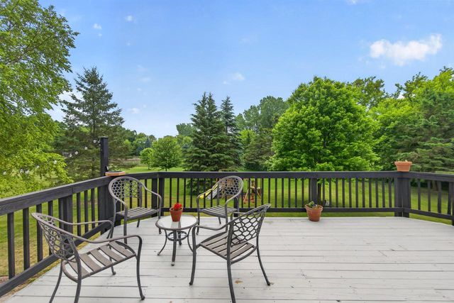 215 Quail CIRCLE, West Bend, WI 53090